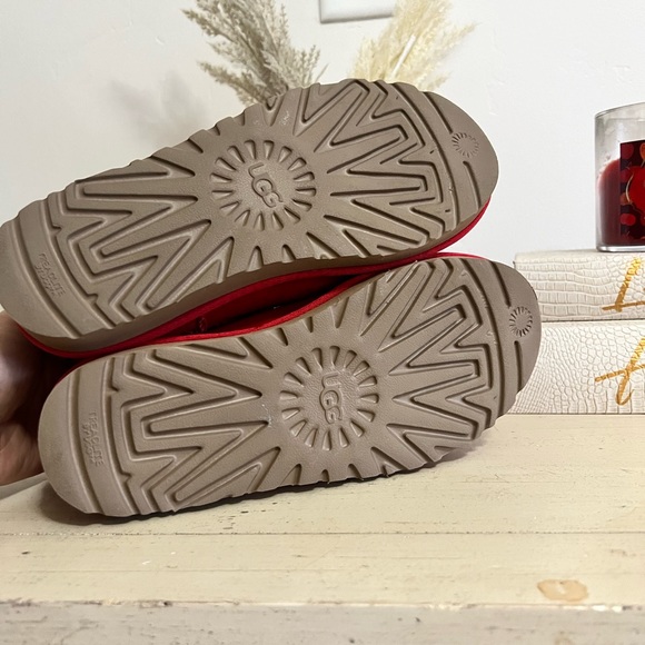 Uggs. Brand new, never been worn - Picture 6 of 6